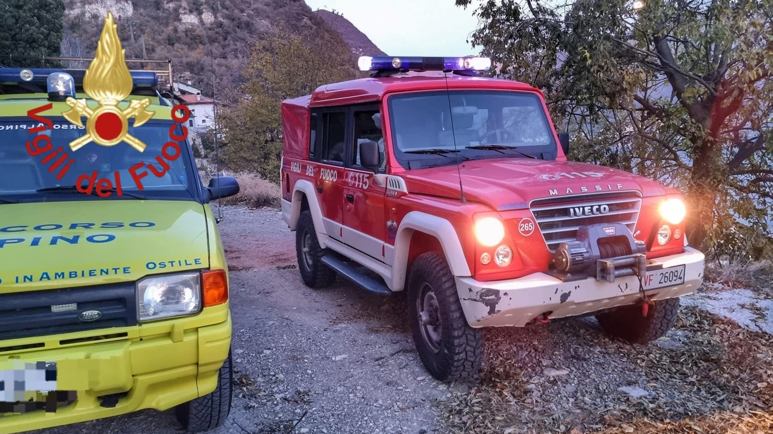 L'uomo è precipitato per alcuni metri ed è rimasto ferito. Lo hanno soccorso gli operatori della Cri di Cernobbio, i Vigili del fuoco di Como e il Soccorso Alpino