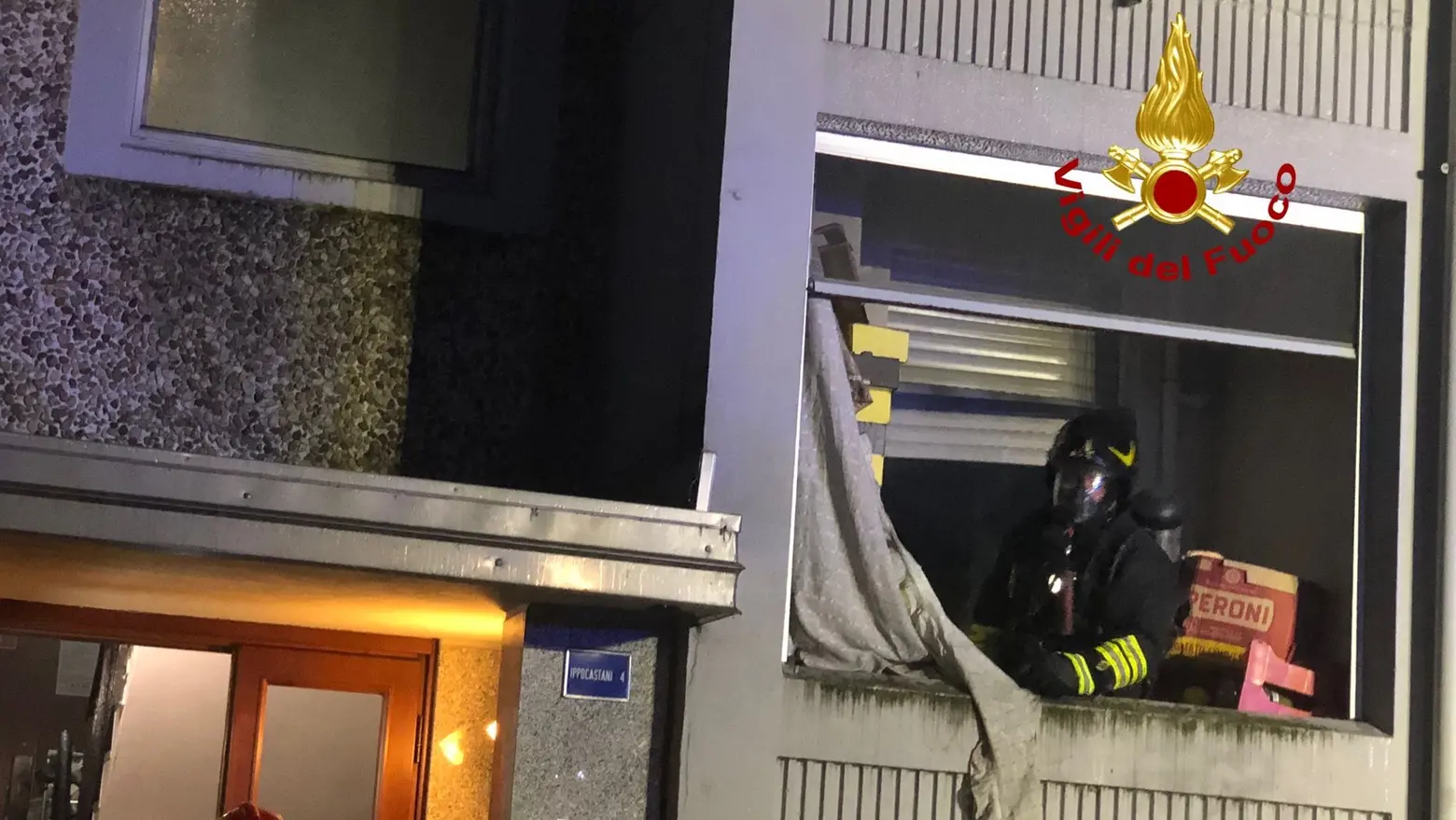 Vigili del fuoco nella case Aler di via Ippocastani Vigili del fuoco nella case Aler di via Ippocastani