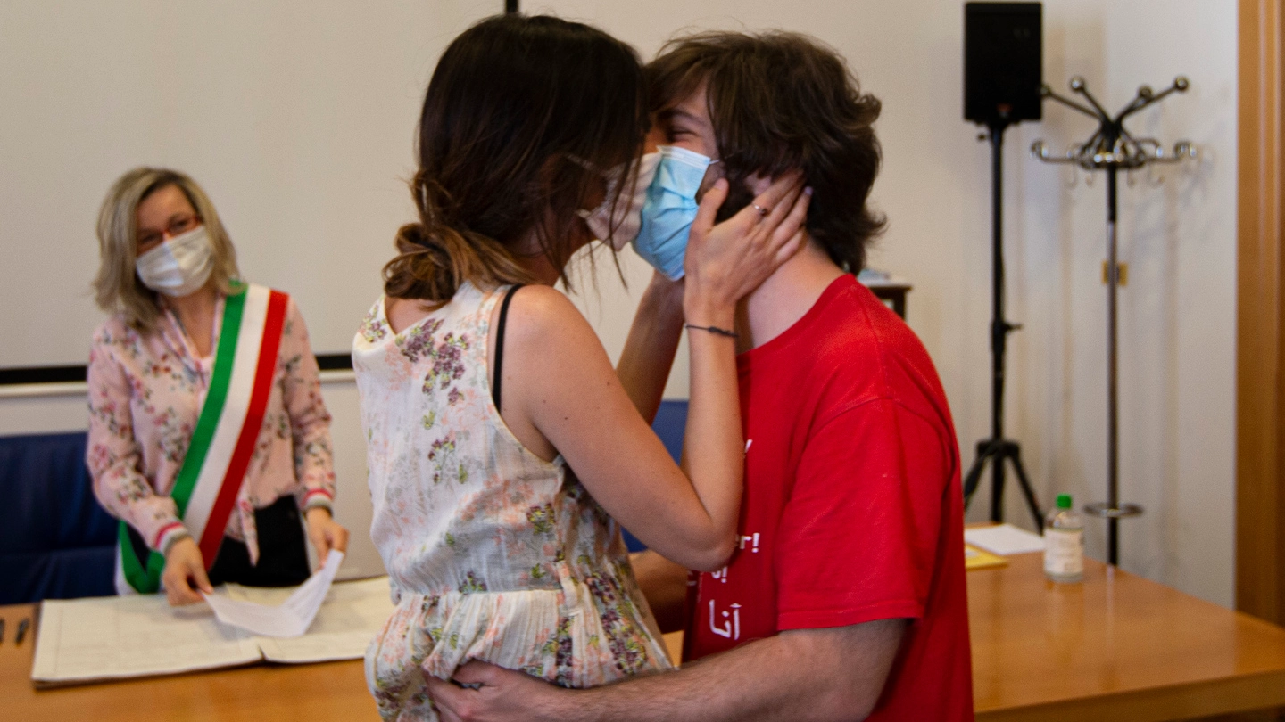 Matrimonio civile con mascherina in Comune a Milano
