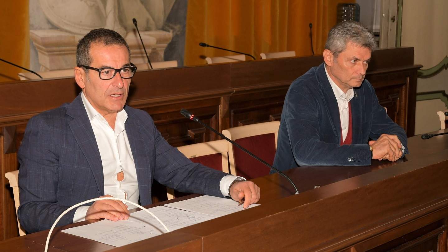 Da sinistra, l’assessore Pietro Trivi e il sindaco Fabrizio Fracassi (Torres)