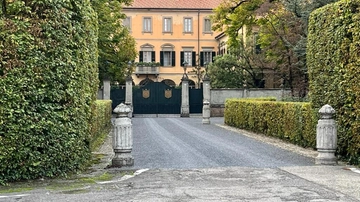 Silvio Berlusconi e Villa San Martino a Arcore: l’antico delitto, la scuderia, i summit e gli scandali. La storia del “mausoleo” del Cav