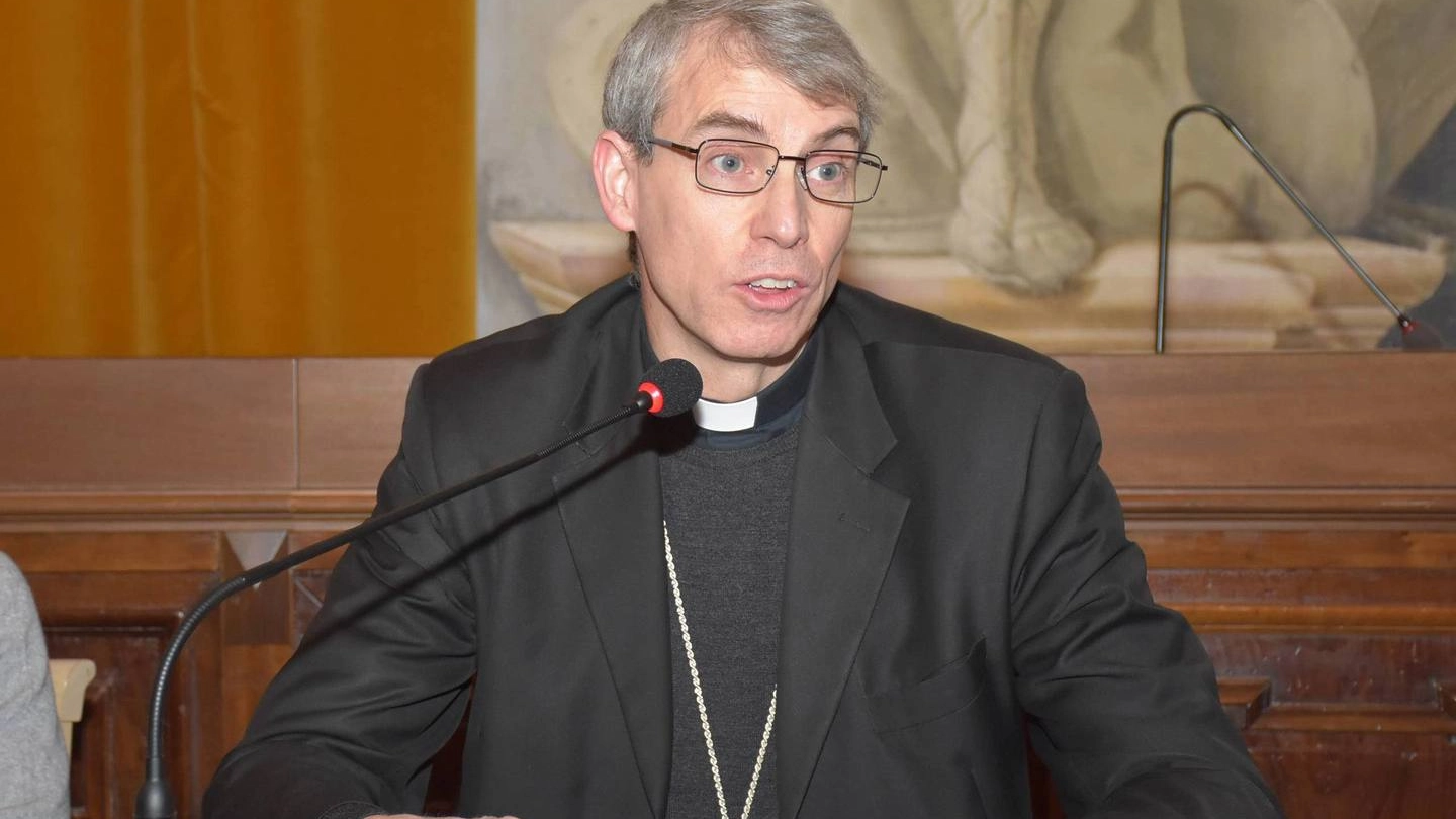  Monsignor Corrado Sanguineti, vescovo di Pavia