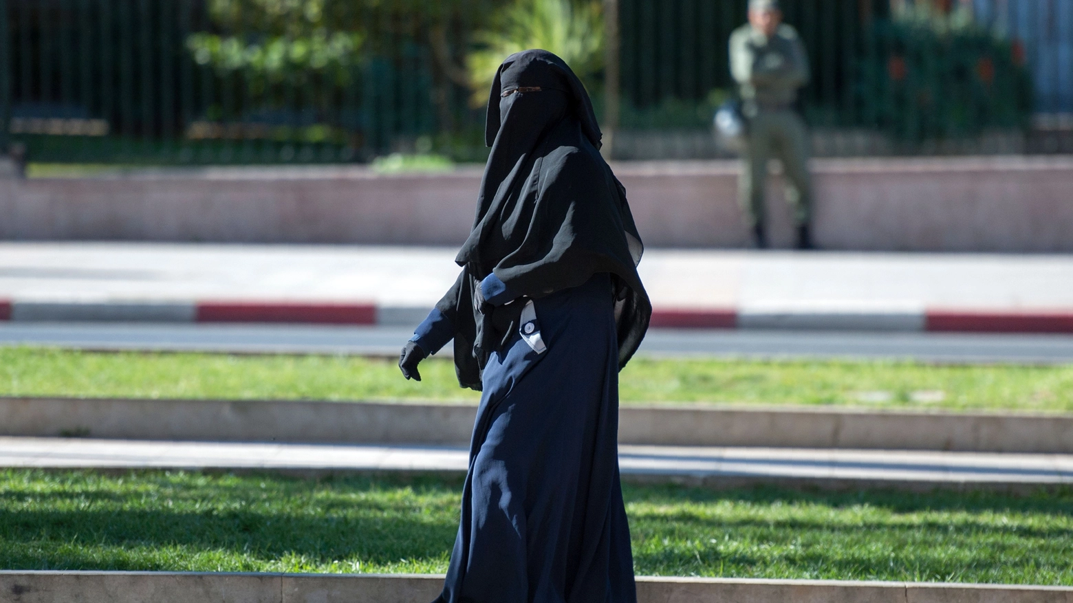 Una donna musulmana in una foto generica (Afp)