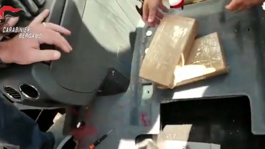 La droga trovata in auto (Frame video carabinieri)