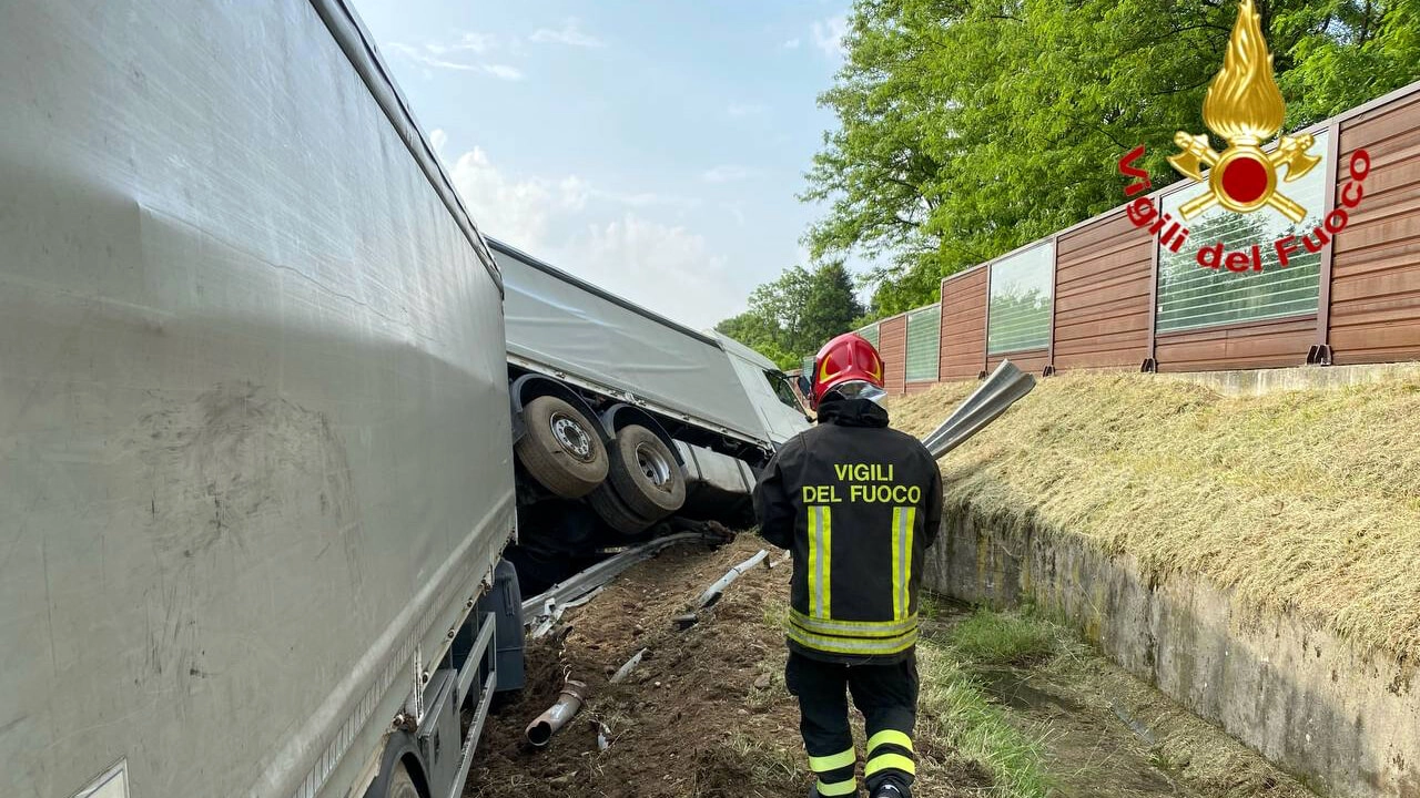 Il camion che si è ribaltato sulla A8