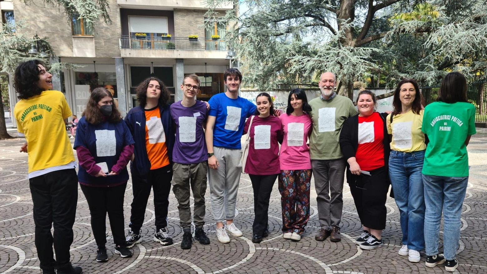 Flash mob poetico Studenti e preside ambasciatori della bellezza in versi Flash mob poetico Studenti e preside ambasciatori della bellezza in versi
