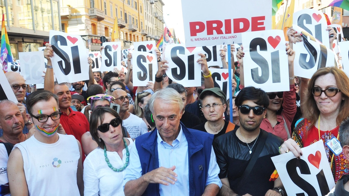 Il sindaco Pisapia al centro del corteo Lgbt del Gay Pride Milano 2015