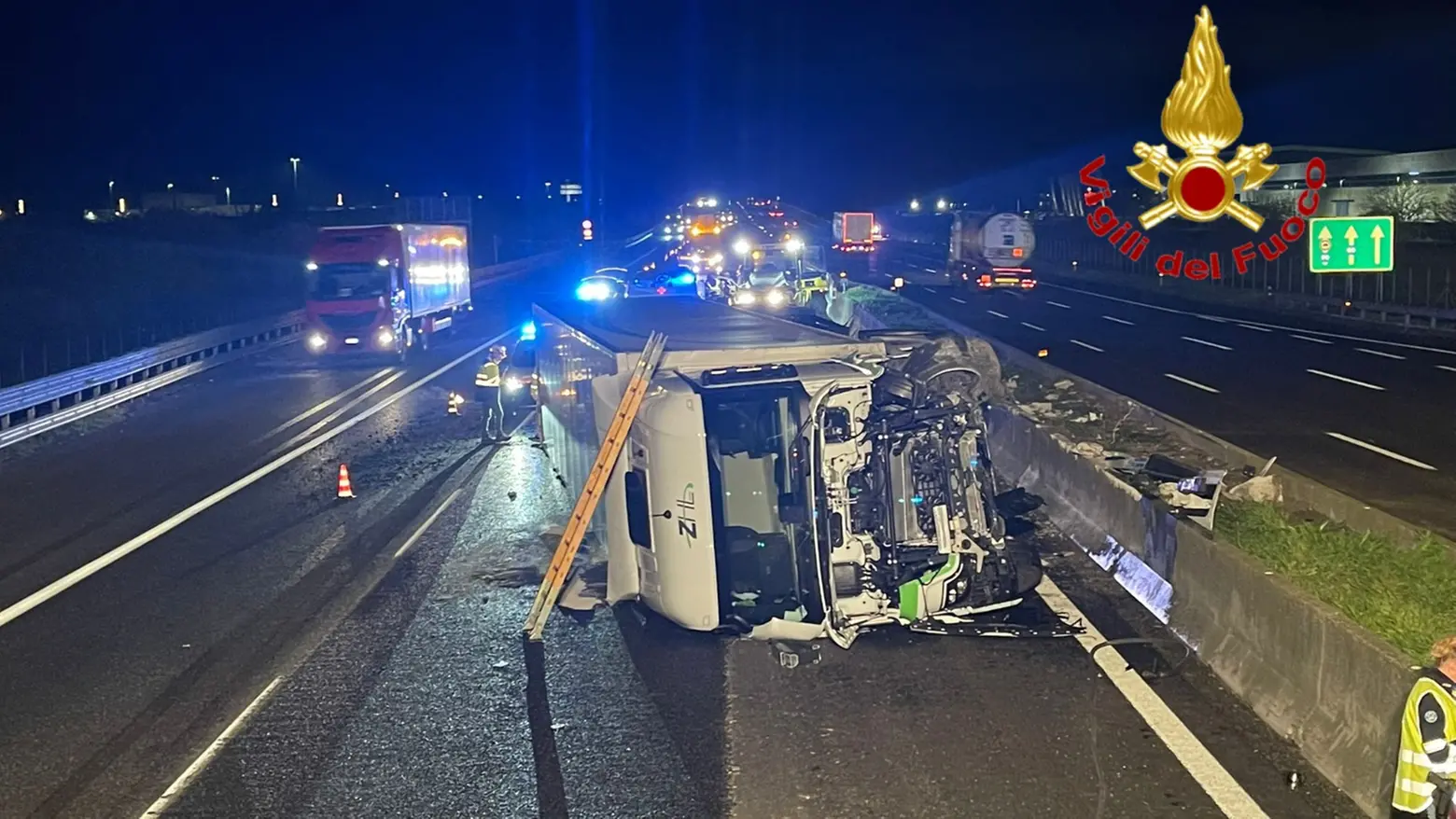 Il mezzo pesante coinvolto nell'incidente Il mezzo pesante coinvolto nell'incidente