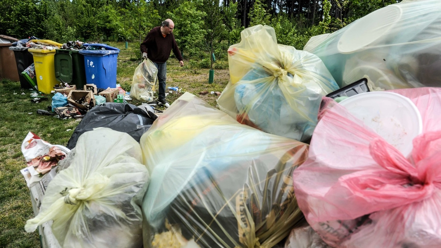 La spazzatura accumulata in un parco pubblico a Busto