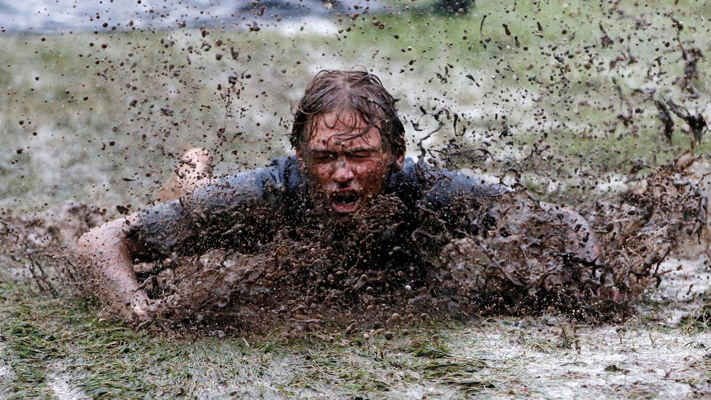 Un ragazzo nuota nel fango in Australia (Ansa)