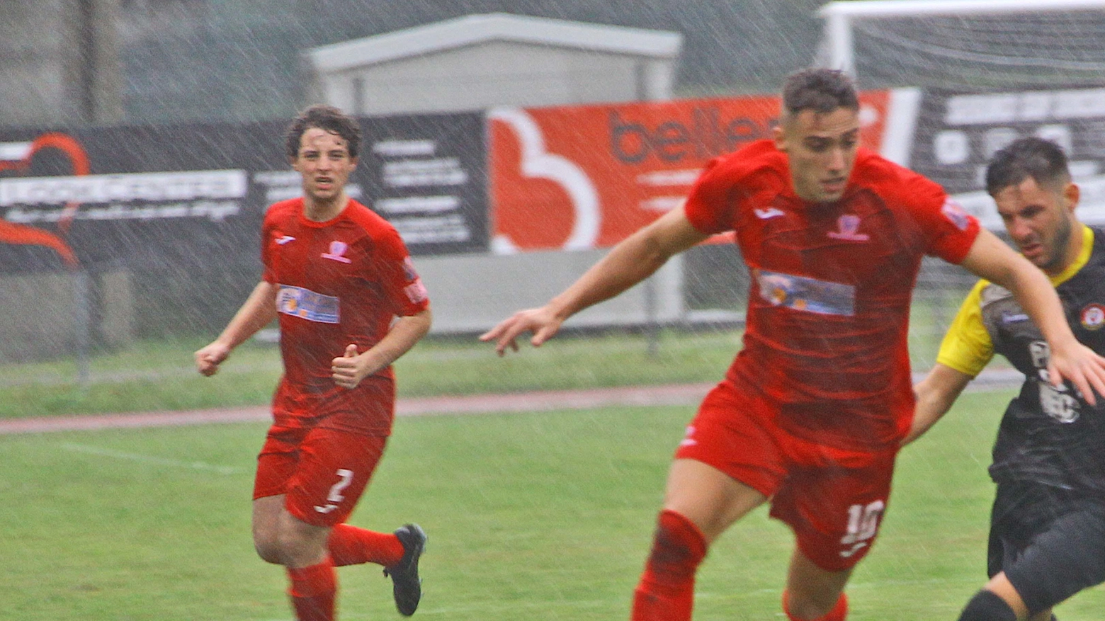 Calcio, Promozione. L’undici di Luca Colombo sotto una pioggia battente parte bene nella stagione della rinascita superando 1-0 l’Olgiate Aurora