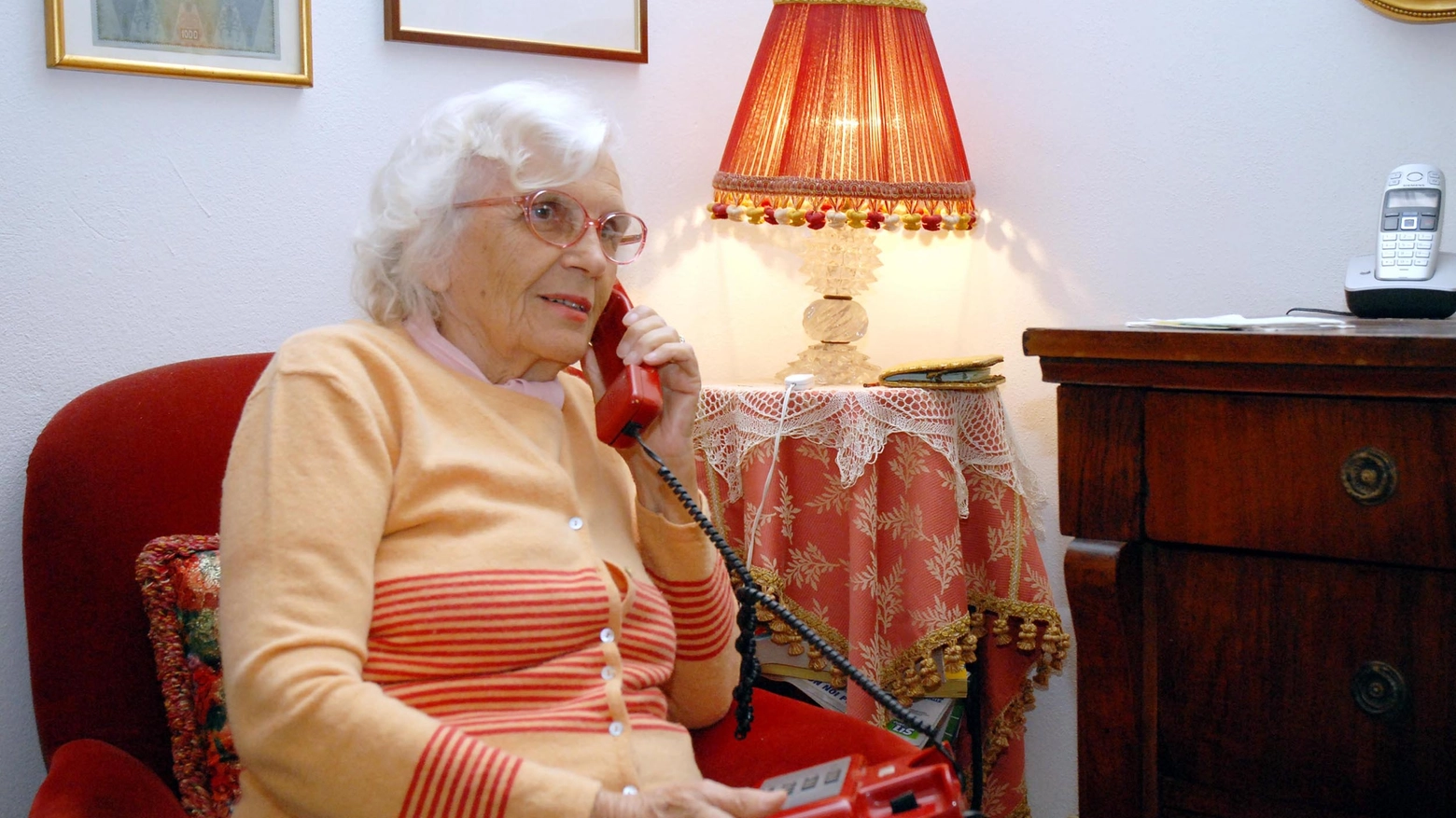 Una donna anziana al telefono (archivio)
