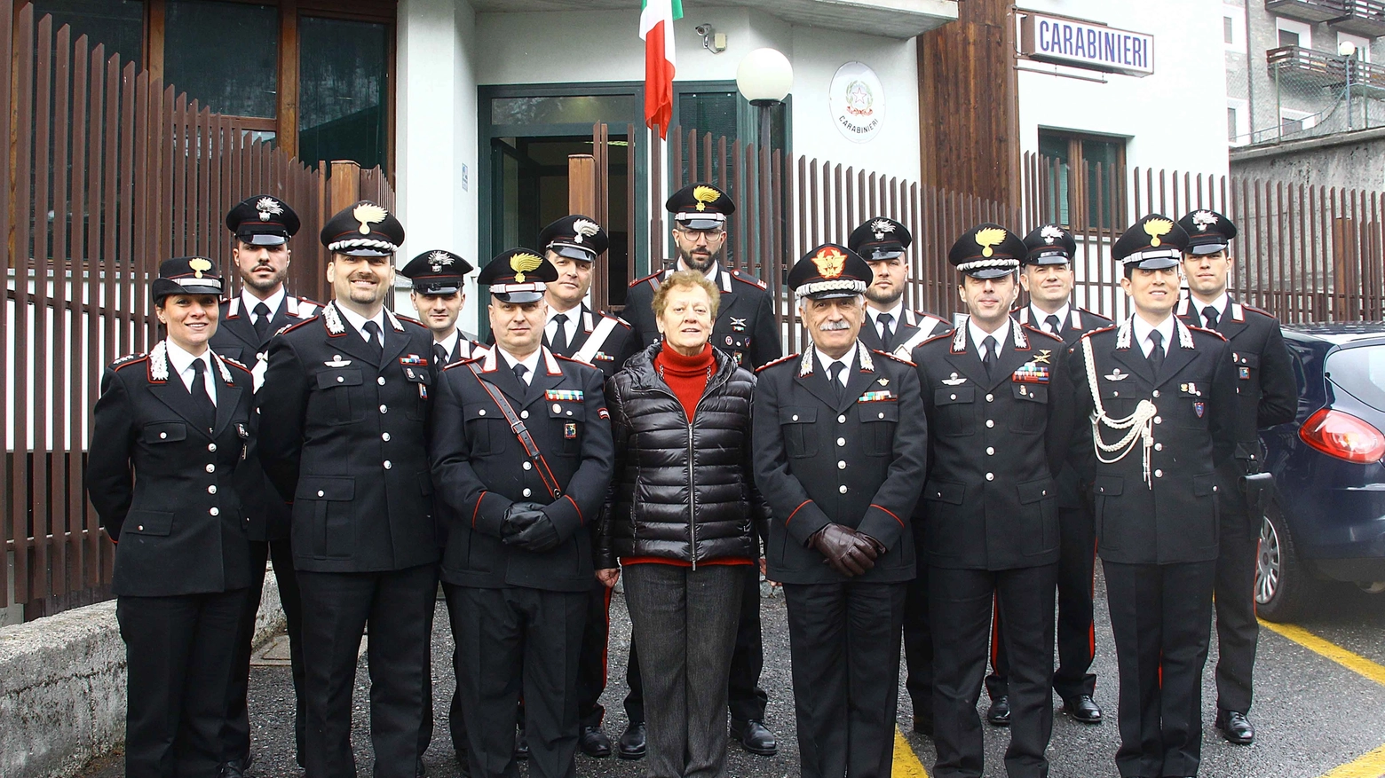 Il sindaco Miriam Longhini  con i militari 