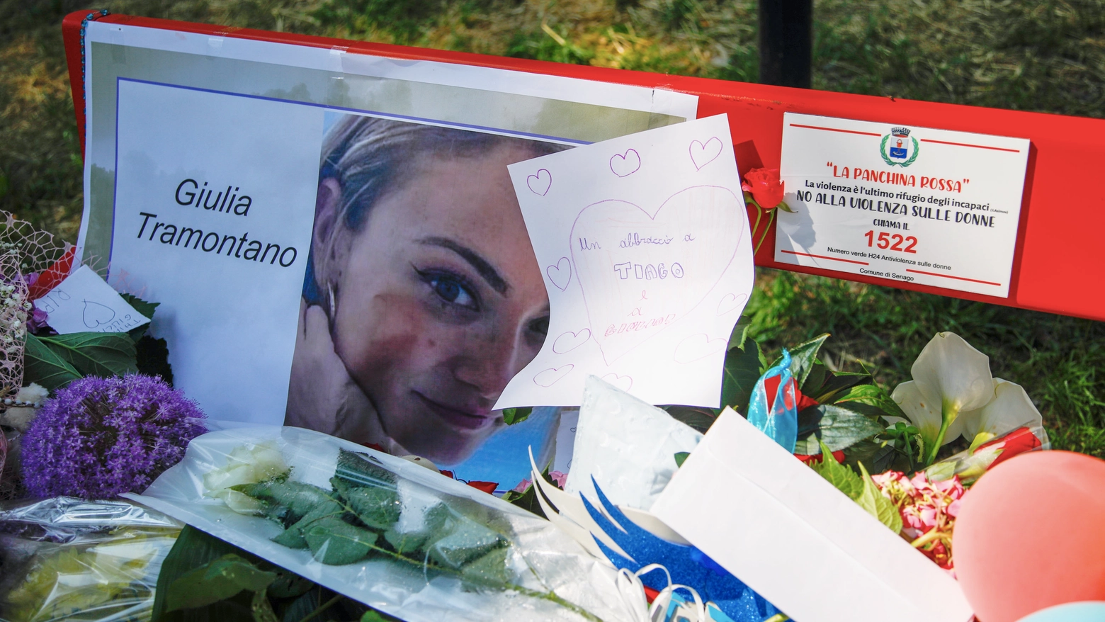 Le tante testimonianze di affetto per Giulia Tramontano sulla panchina rossa di Senago