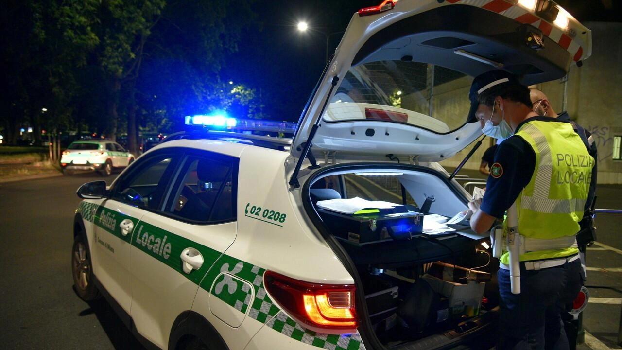 "Hai una sigaretta?". Poi scatta il pestaggio. Pugni al volto così forti da spaccare i denti