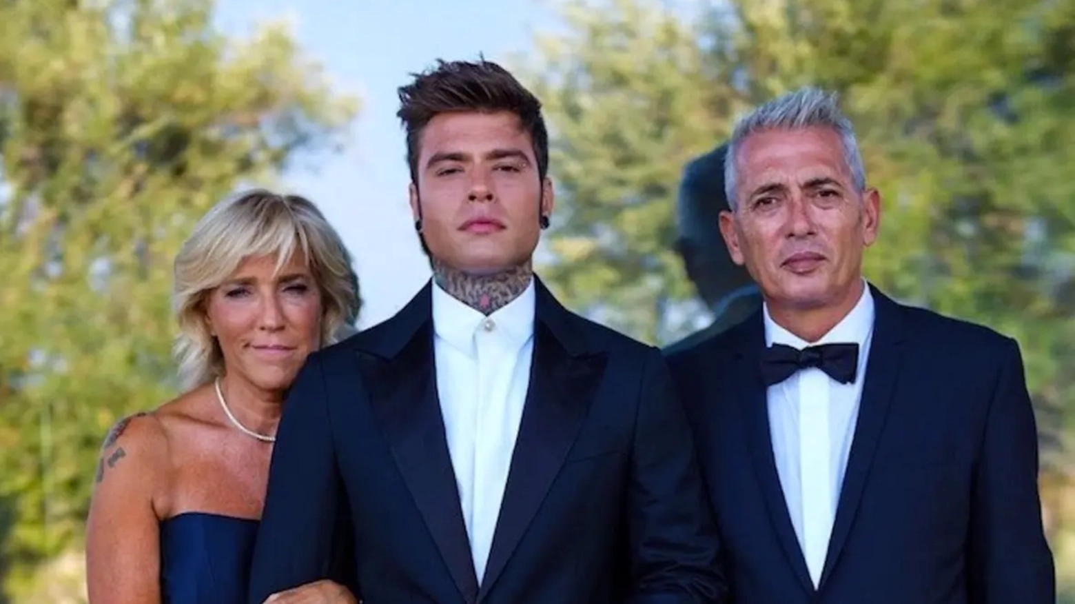 Fedez insieme ai genitori Annamaria Berrinzaghi e Franco Lucia (Instagram)