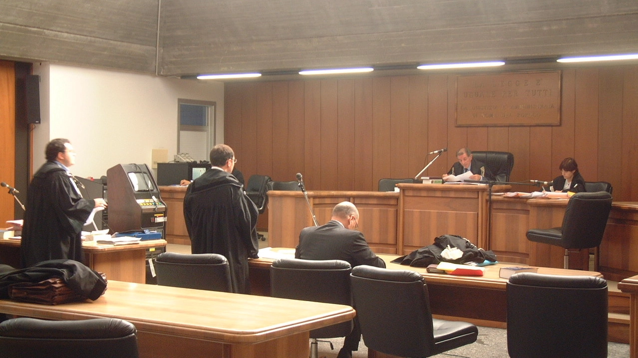 Avvocati riuniti in un’aula di tribunale durante un processo