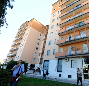 Casarile, bimba pestata dal patrigno. Vicini sotto choc: "Sembrava tutto normale"