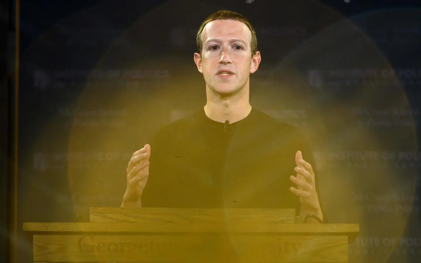 Dalla "talpa" ai down di WhatsApp, Facebook e Instagram: i guai di Mark Zuckerberg