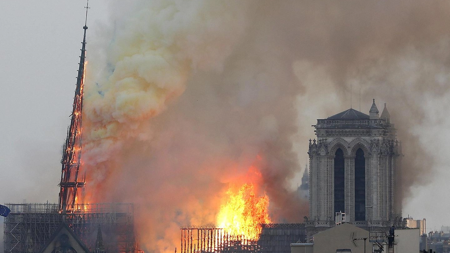 Incendio Notre Dame di Parigi, il crollo della Guglia (Ansa)
