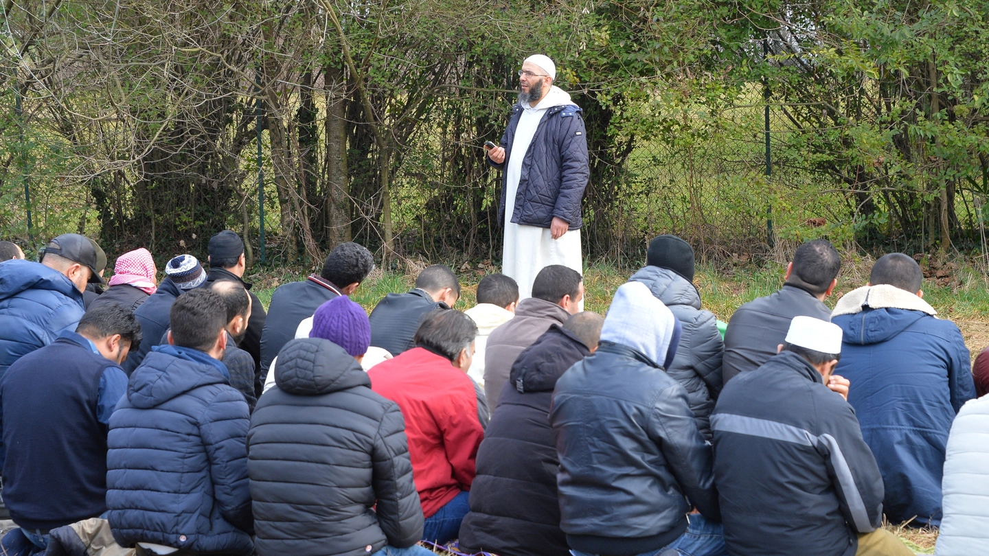 I musulmani durante il momento di preghiera nel rione Crenna