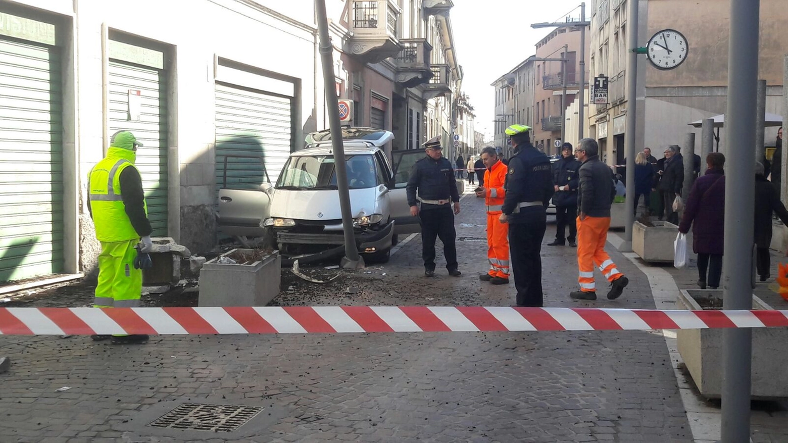 La Renault Espace dei fuggitivi si è schiantata contro un palo in via Cavour