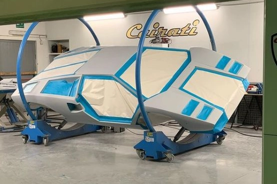 Auto in fase di restauro (Foto Cairati Milano)