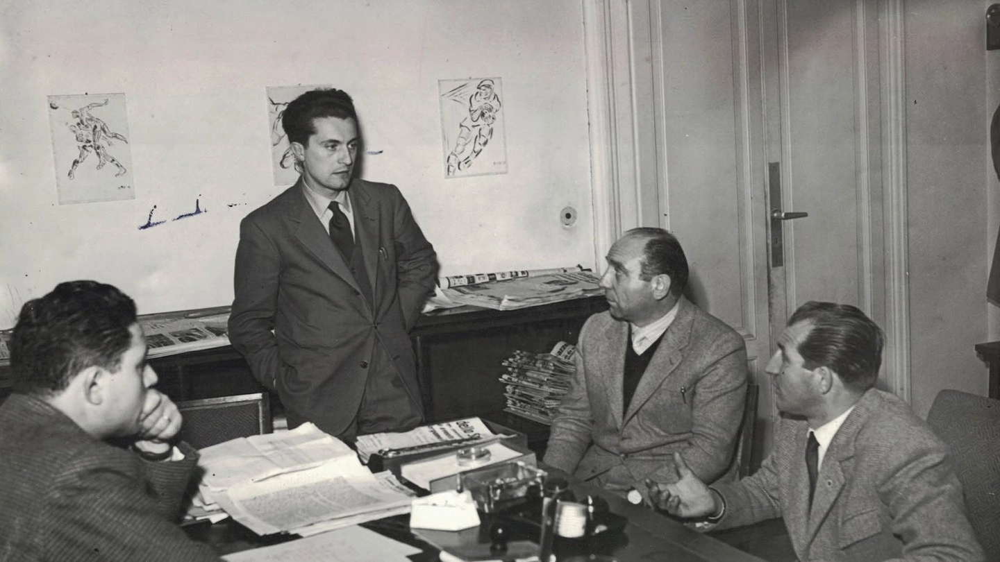 Vincenzo Torriani, in piedi, con Brera e Bartali 