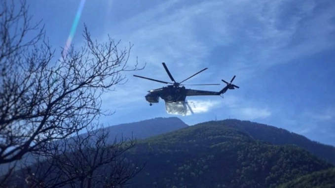 L'elicottero antincendio sull'Olgiasca (foto dei Vigili del fuoco)
