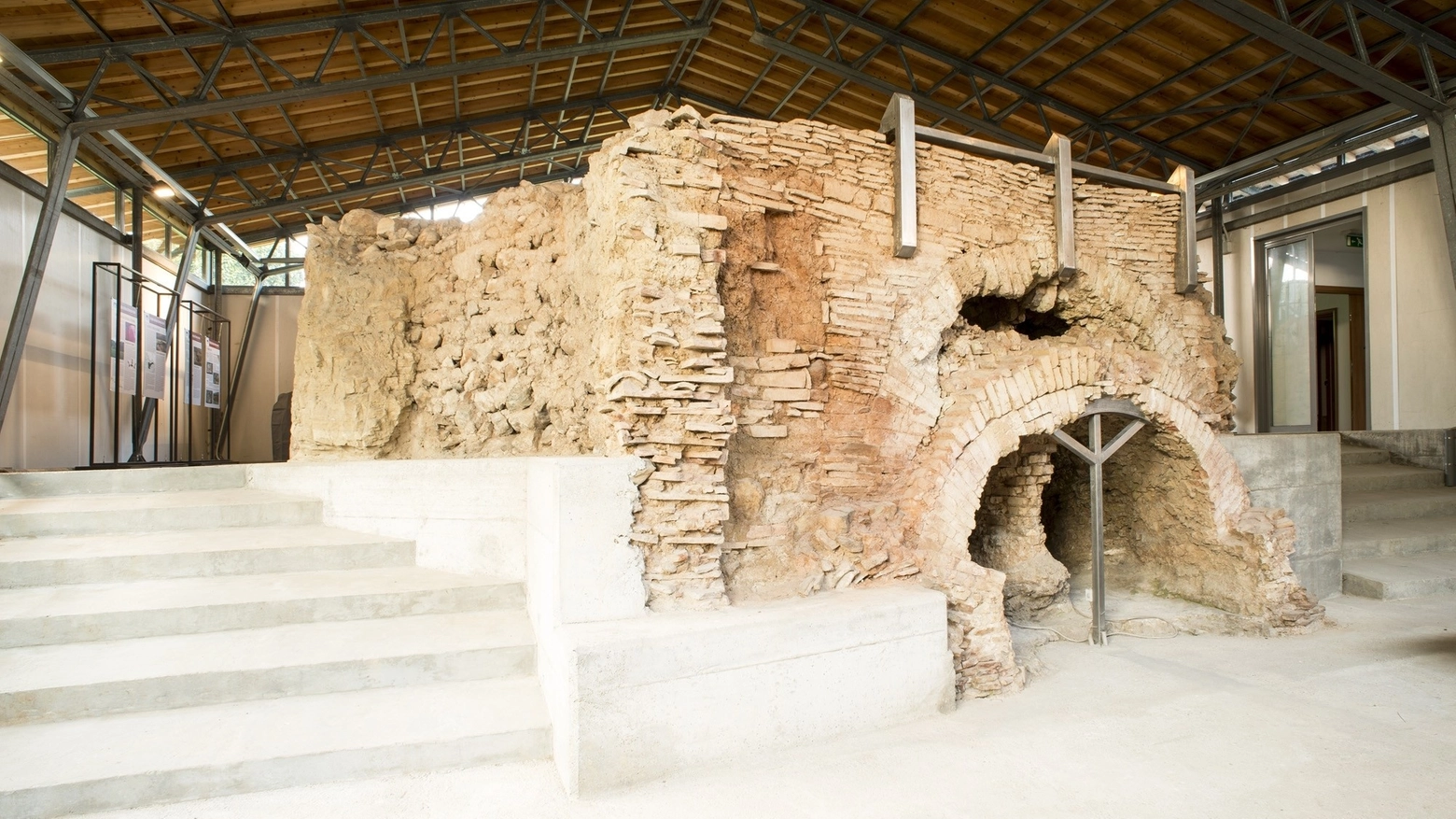 Si tratta di luoghi di vita quotidiana, riportati alla luce dagli scavi e che raccontano lavoro, vita, abitudini di potenti e gente comune. Uno straordinario spaccato sulla vita materiale in epoca romana