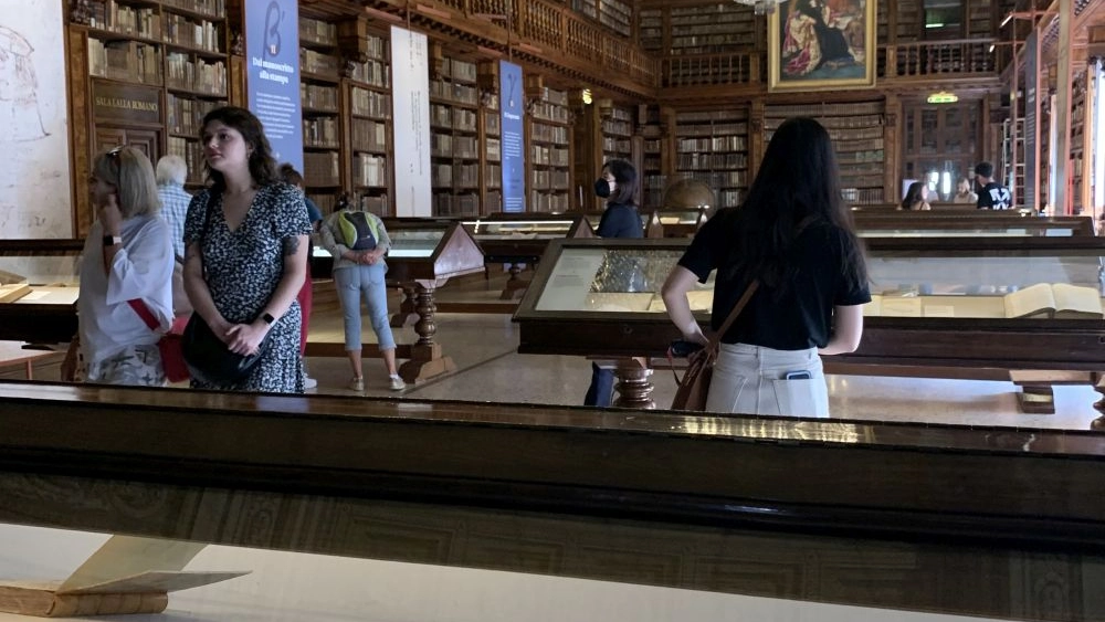 Il percorso espositivo racconta la storia della trasmissione scolastica della lingua , dal Medioevo all’Unità, adottando una prospettiva inedita