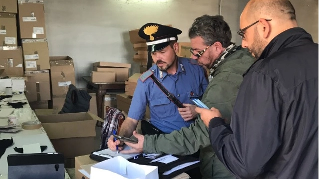 Controlli dei carabinieri in un laboratorio tessile