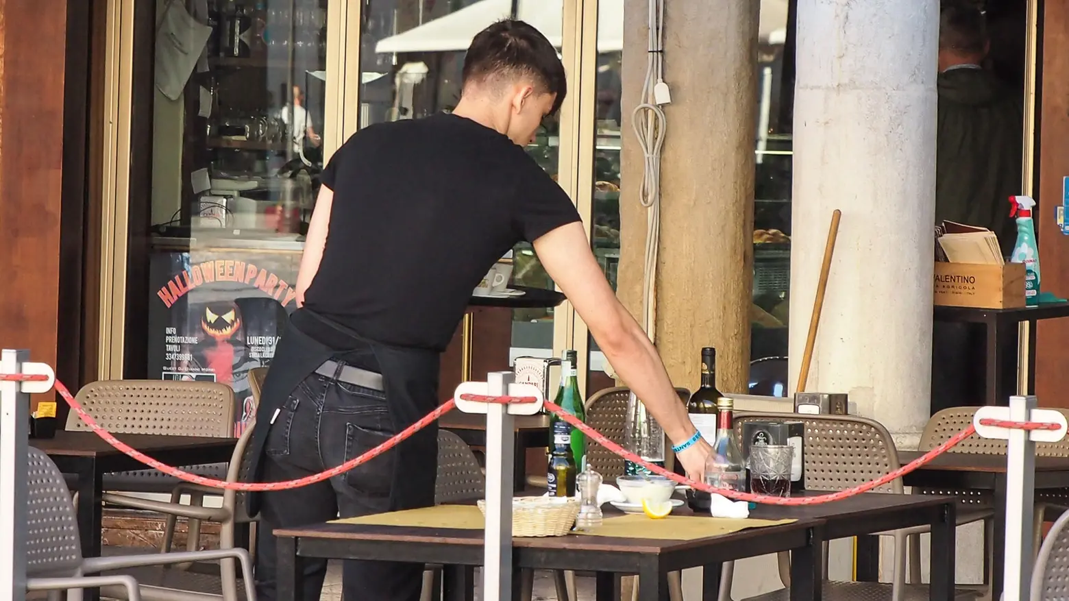 Un cameriere al lavoro