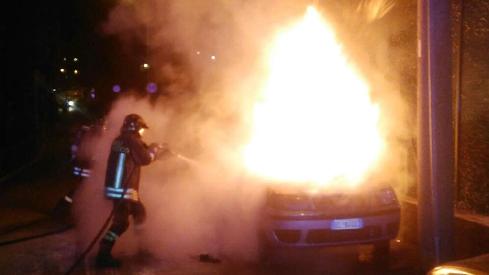 Auto in fiamme (foto archivio)