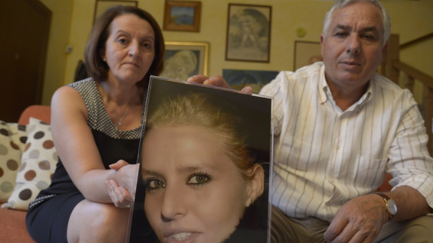 I genitori di Teresa Costanza mostrano la foto della ragazza
