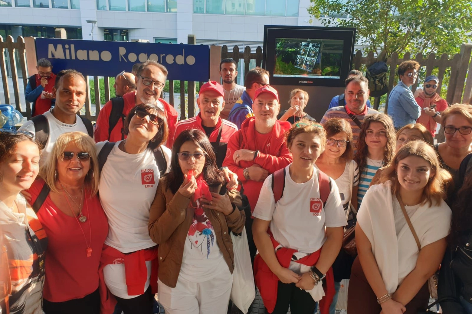 Foto di gruppo alla stazione di Milano Rogoredo
