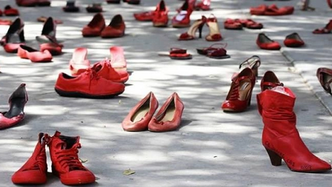 scarpe rosse per fermare la violenza sulle donne
