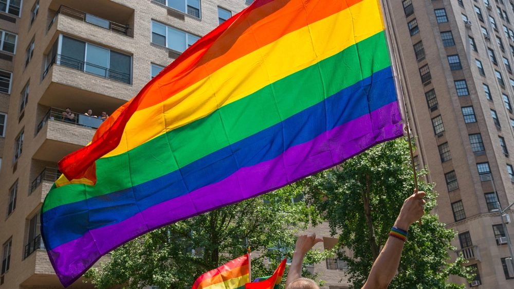 Bandiera arcobaleno al gay pride