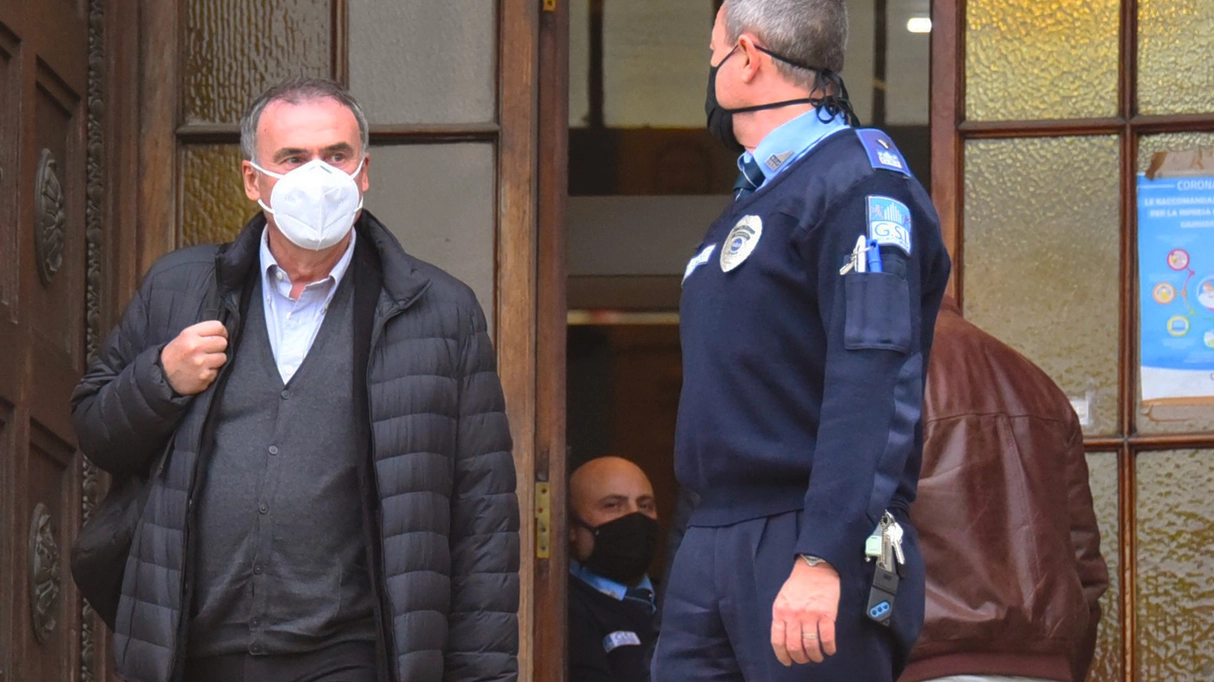 Ranieri Guerra mentre esce dalla Procura di Bergamo il 5 novembre scorso (Ansa)