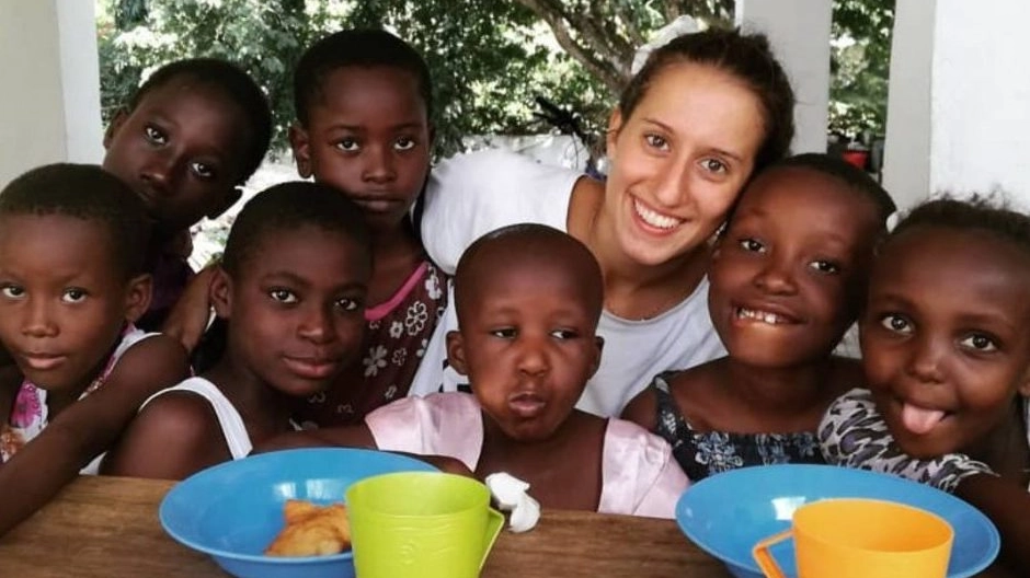 Silvia Romano con un gruppo di bambini africani