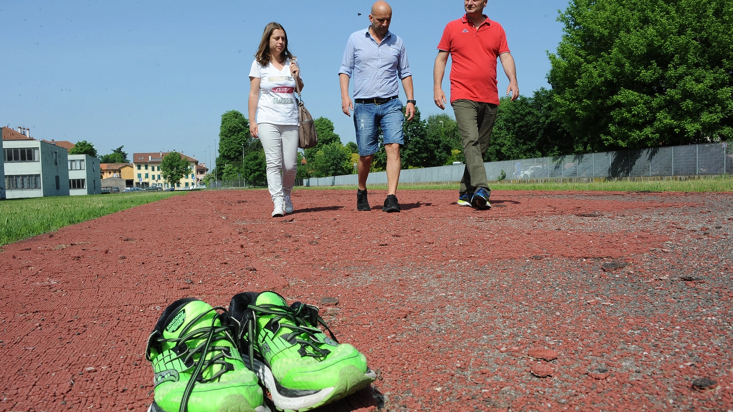 La pista di atletica delle scuole medie sarà rifatta riciclando le vecchie scarpe da ginn