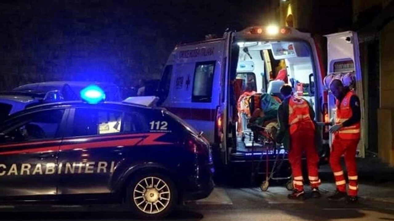 Carabinieri e ambulanza in azione nella notte (Foto archivio)