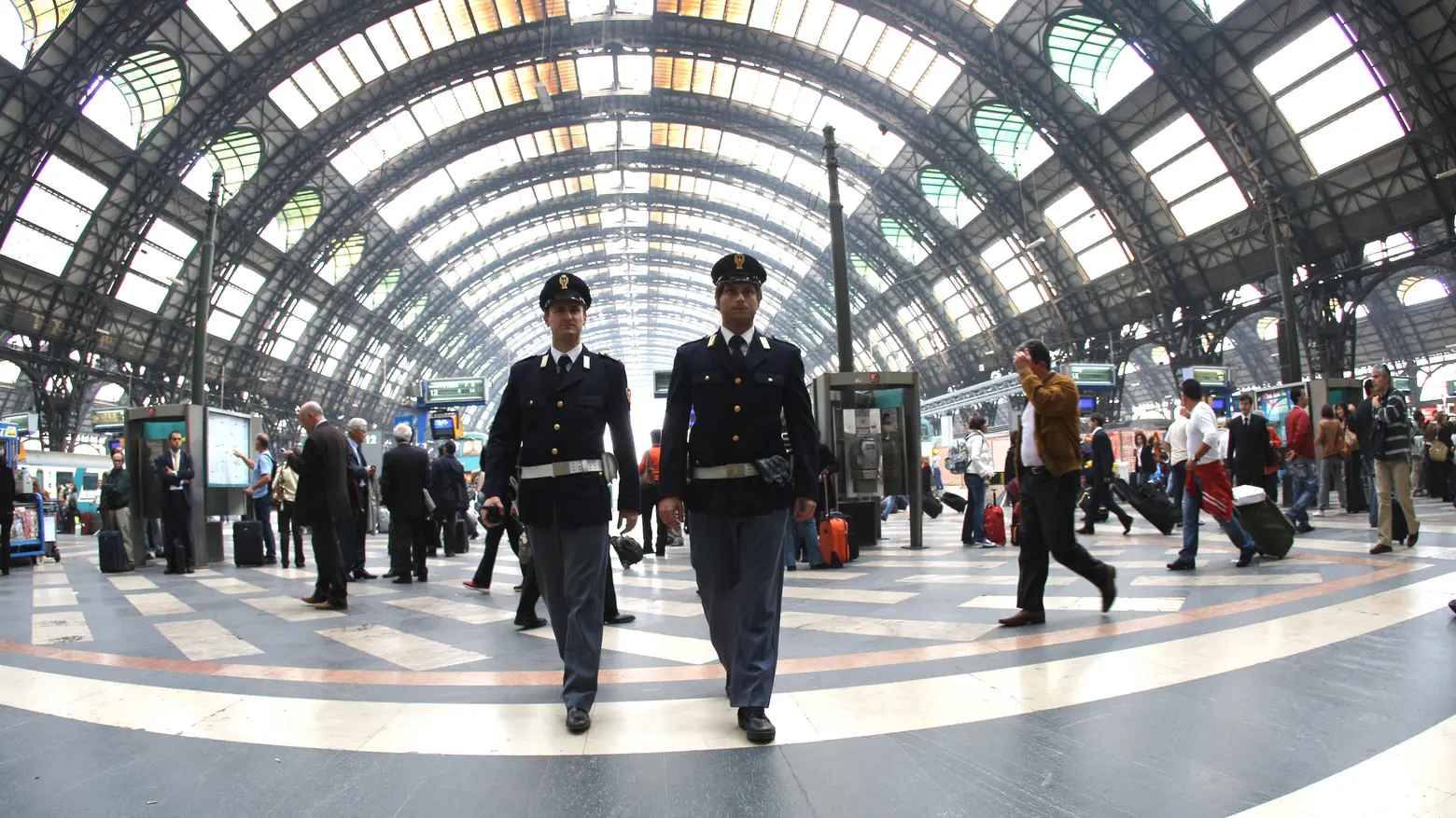 Agenti Polfer in stazione Centrale Agenti Polfer in stazione Centrale
