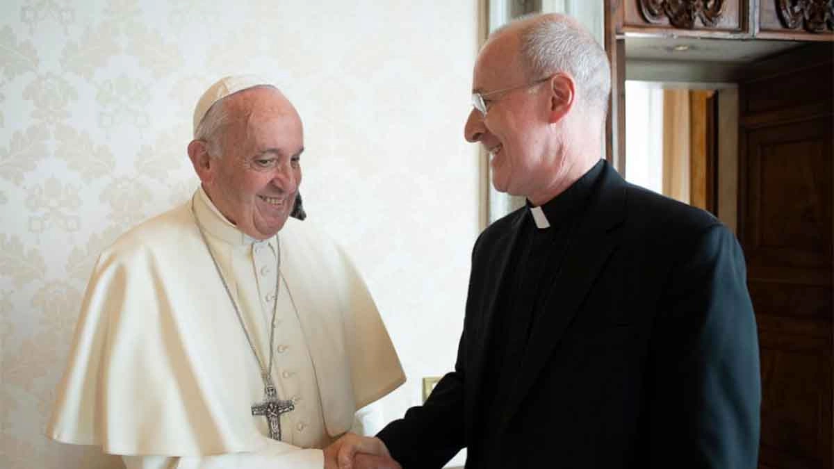Padre James Martin insieme a papa Francesco
