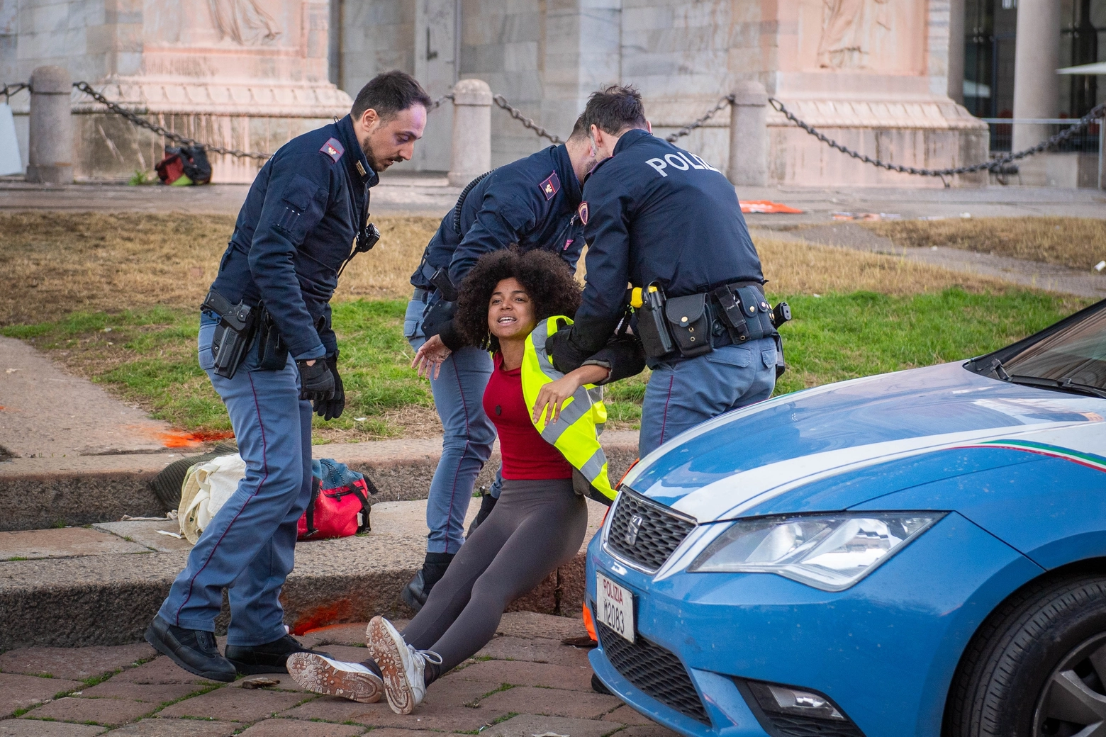 La polizia porta via una delle attiviste di Ultima Generazione