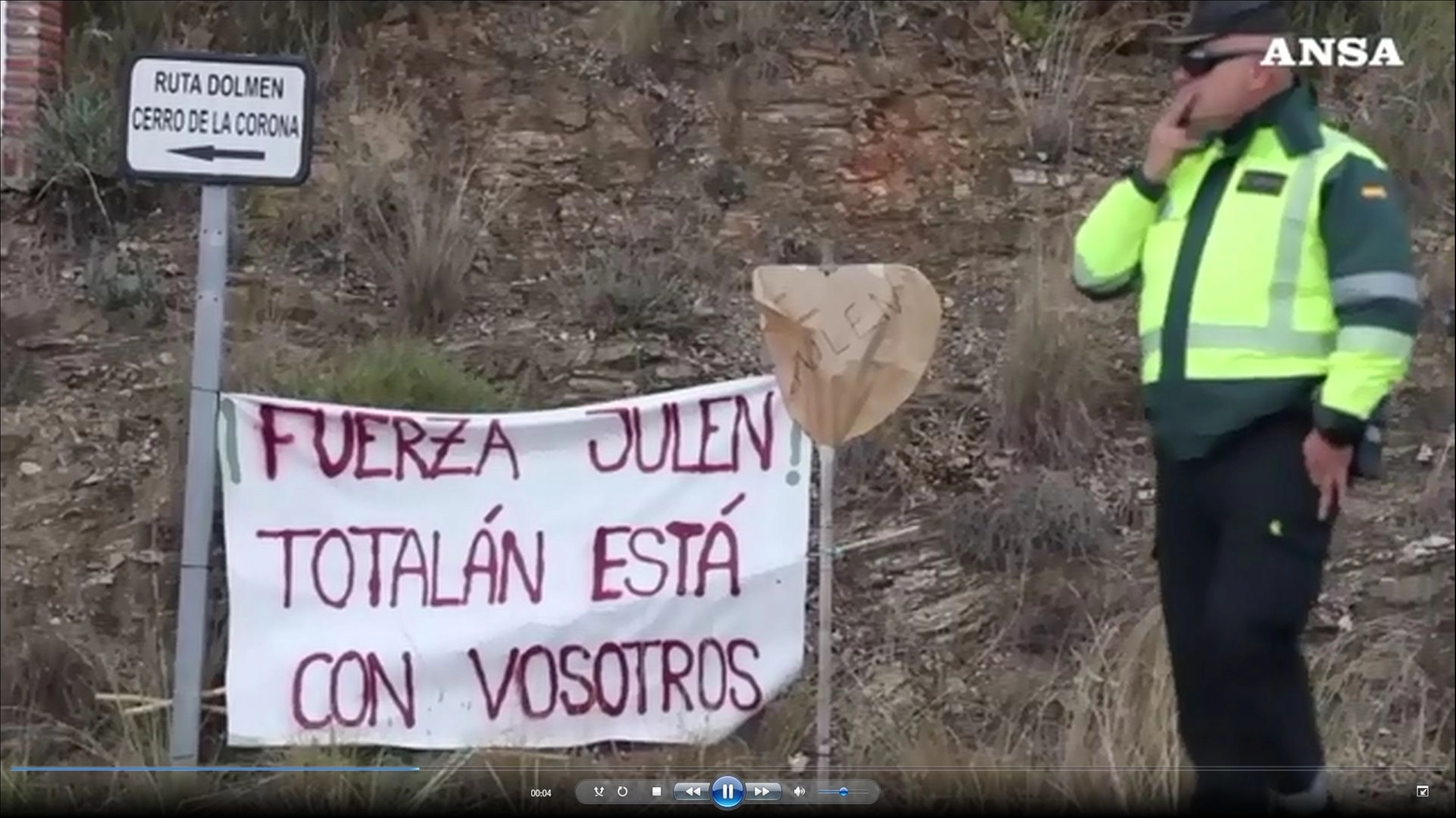 Uno striscione per Julen nei pressi degli scavi (screenshot video Ansa)