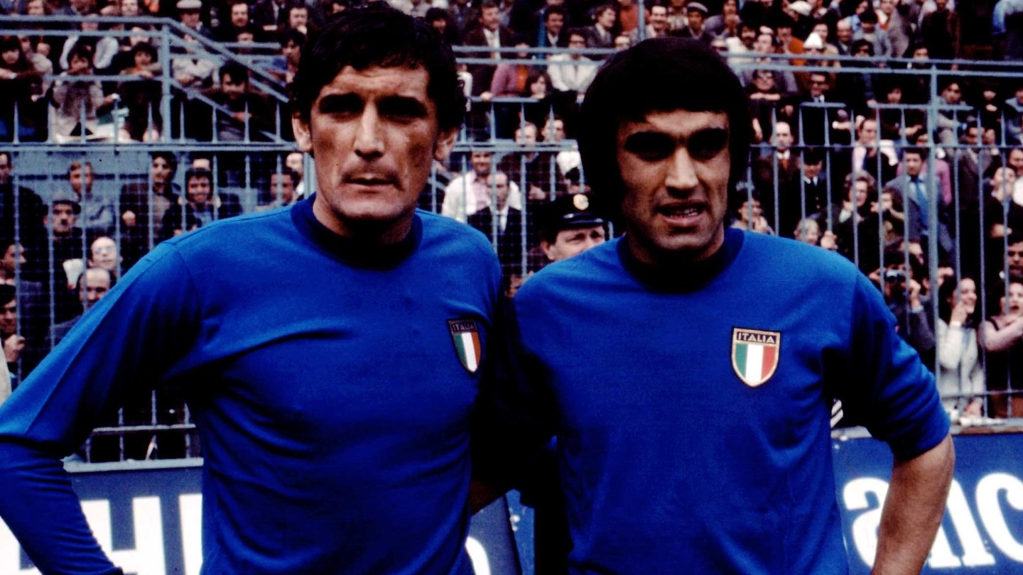 Pietro Anastasi (a destra) in maglia azzurra con Gigi Riva