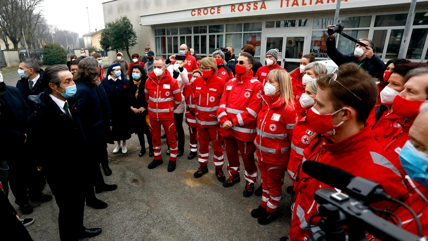 Il governatore Attilio Fontana con i volontari della Croce Rossa 
