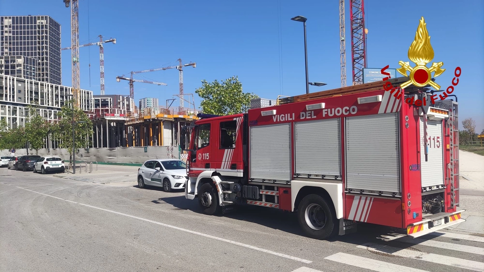 Vigili del fuoco nel cantiere in via Pasolini a Milano