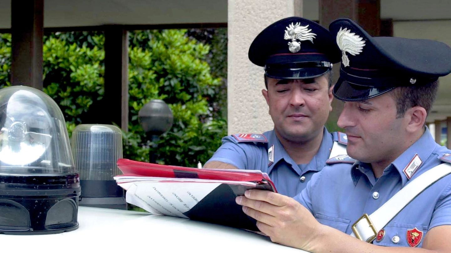  I carabinieri di Arese si sono precipitati a casa trovando i due anziani  pieni di lividi